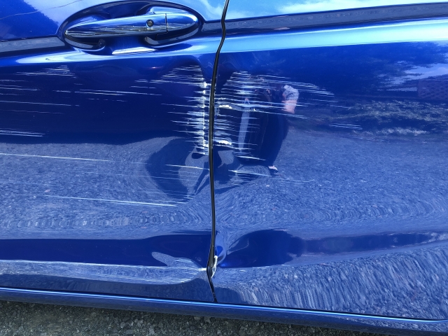 車のドアの凹み修理にかかる値段は 安く修理できる専門業者とは