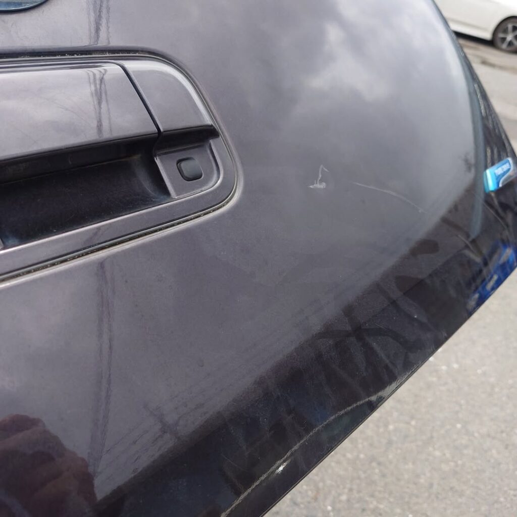 愛車に白い線傷が！線傷ができる原因と修理代の目安 | Moonshot